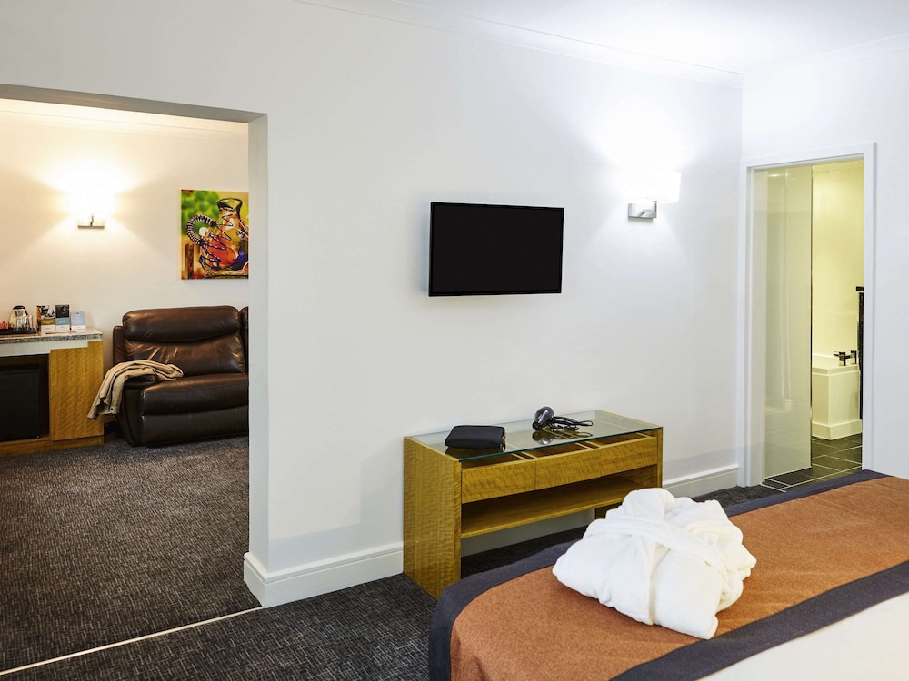 Suite, 1 King Bed - Photo 1
