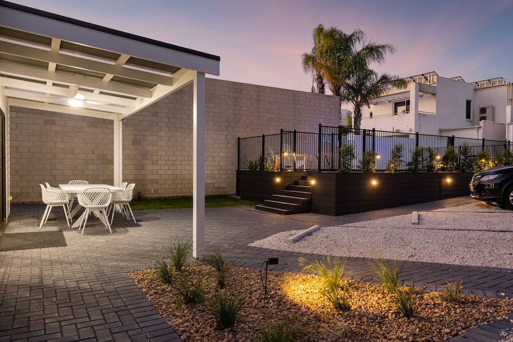 Premium Apartment, Multiple Beds, Pool View photo 2