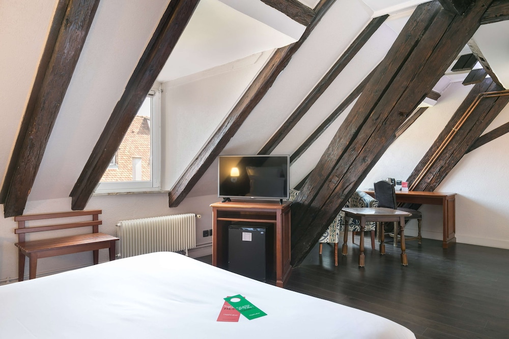 Deluxe Double Room thumbnail 5