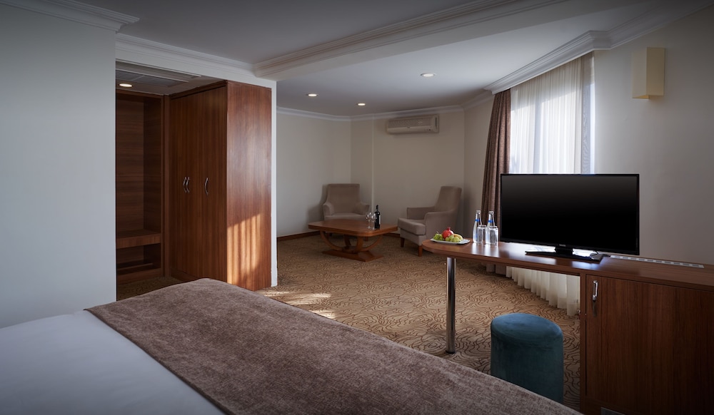 Corner Suite - Photo 1