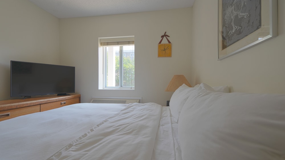 Lower Two Bedroom Poolside Corner photo 3