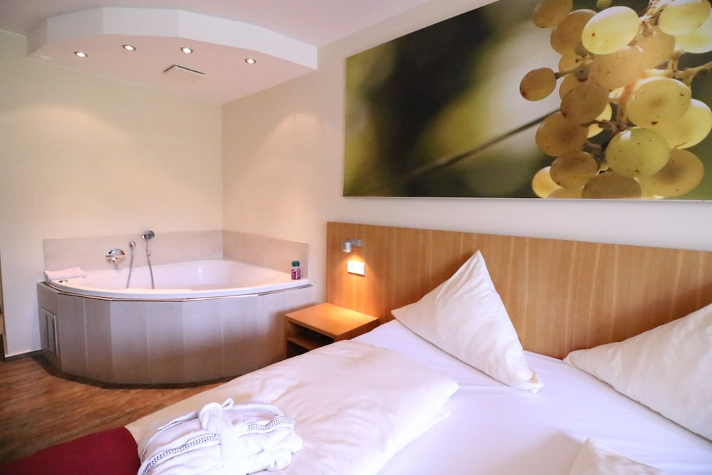 Deluxe Double Room, Jetted Tub (Balcony) photo 2