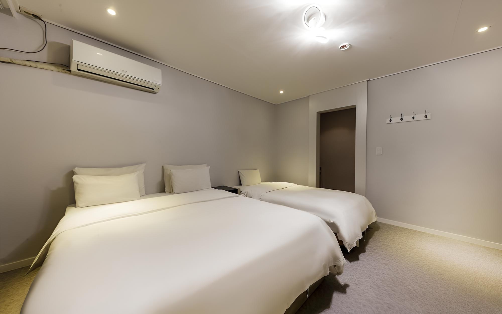 Room (Party Room (3 Bed Netflix Available H) - Photo 8