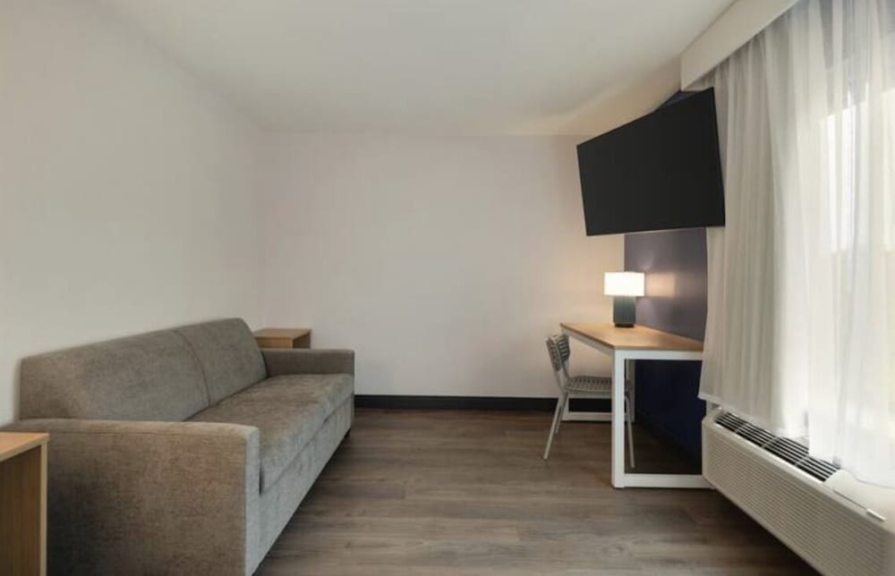 Suite, 2 Queen Beds - Photo 2