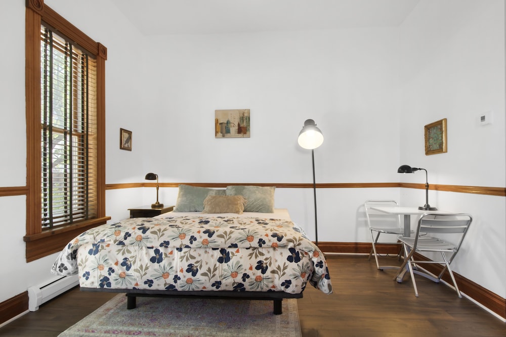 Standard Room, 1 Queen Bed photo 2
