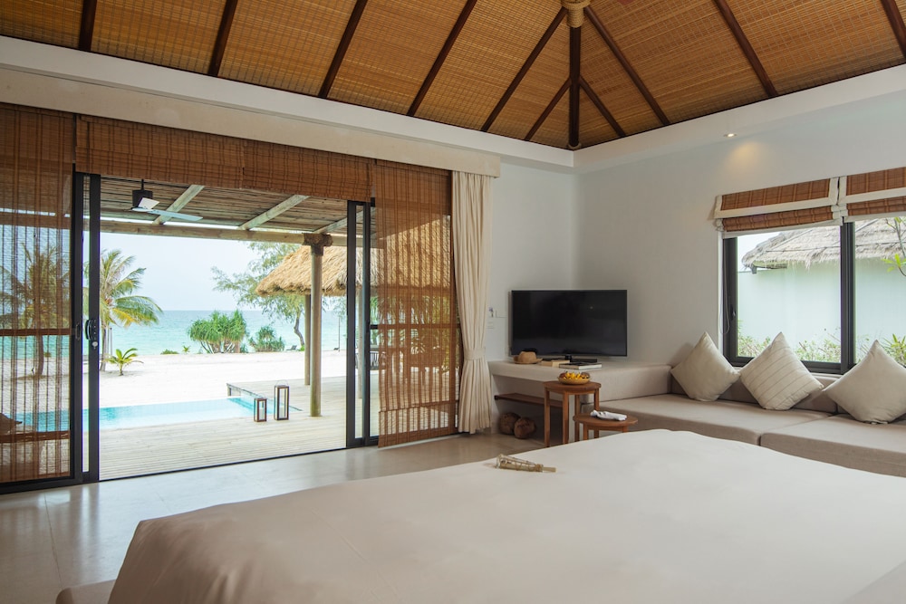 Beachfront Pool Villa photo 3