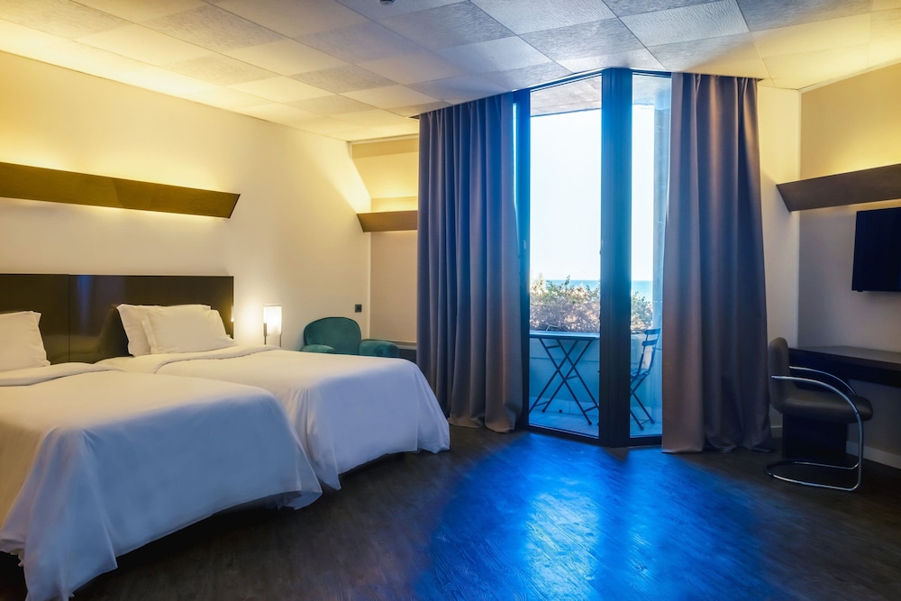 Deluxe Room, 2 Twin Beds, Balcony, Sea View photo 3