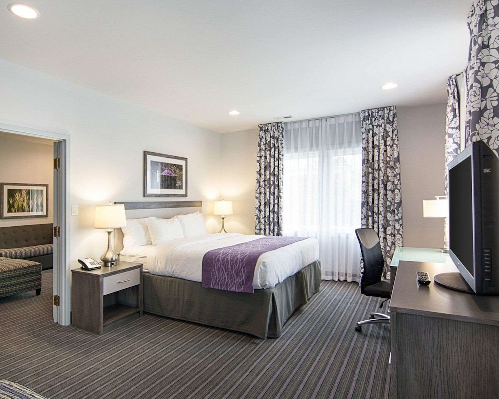 Suite, Multiple Beds, Non Smoking - Photo 1