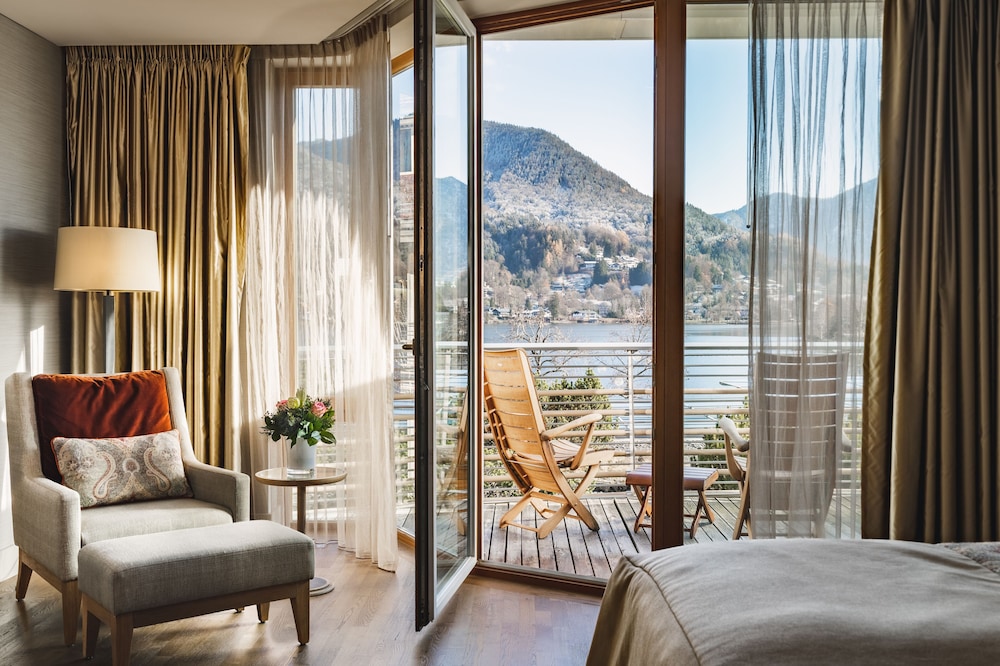 Elegant Nature Deluxe Room with Lake View photo 2
