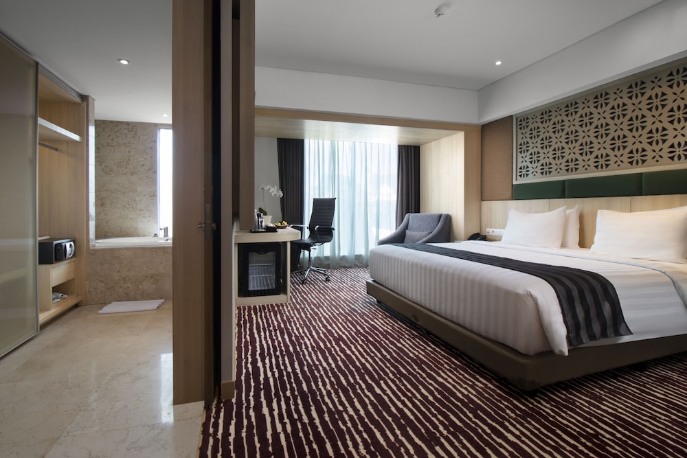 Junior Suite, 1 King Bed - Photo 1