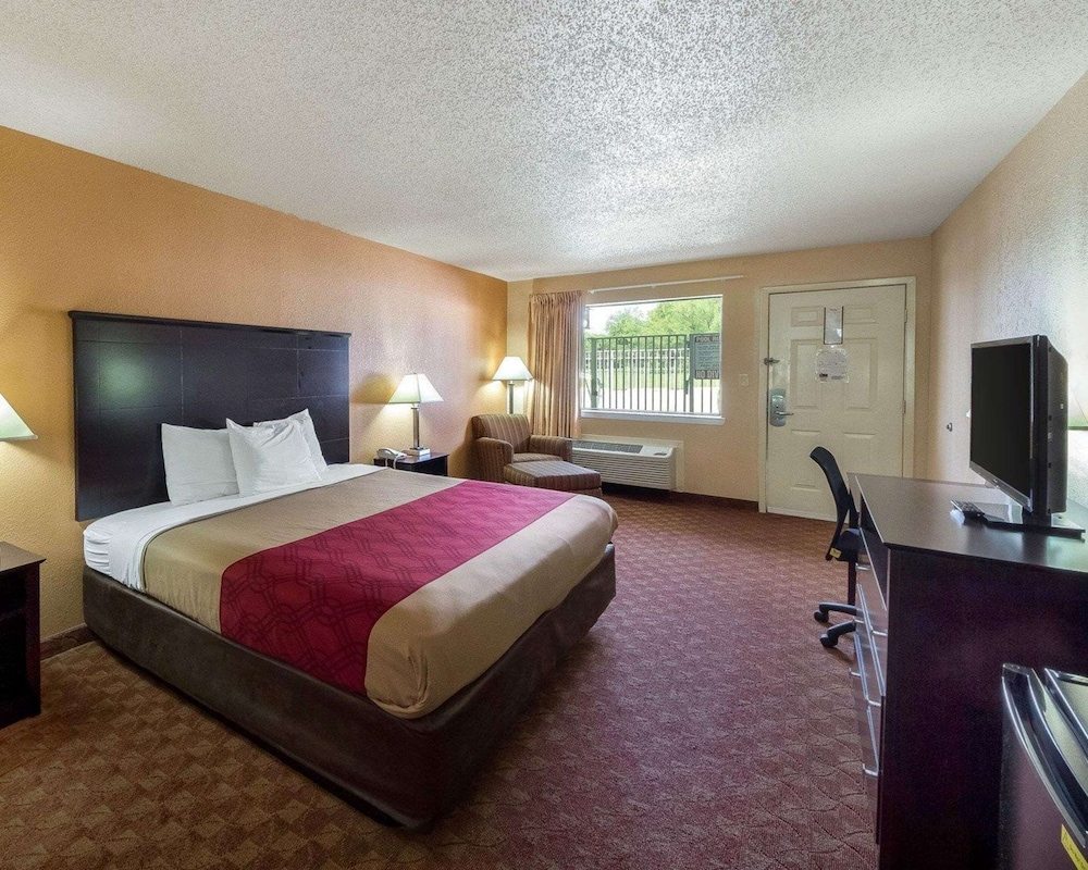 Standard Room, 1 King Bed, Non Smoking - Photo 1