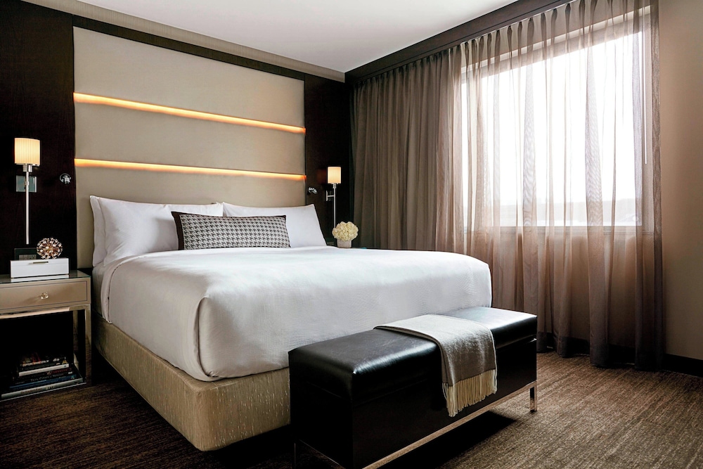 Executive Suite, 1 King Bed with Sofa bed photo 2