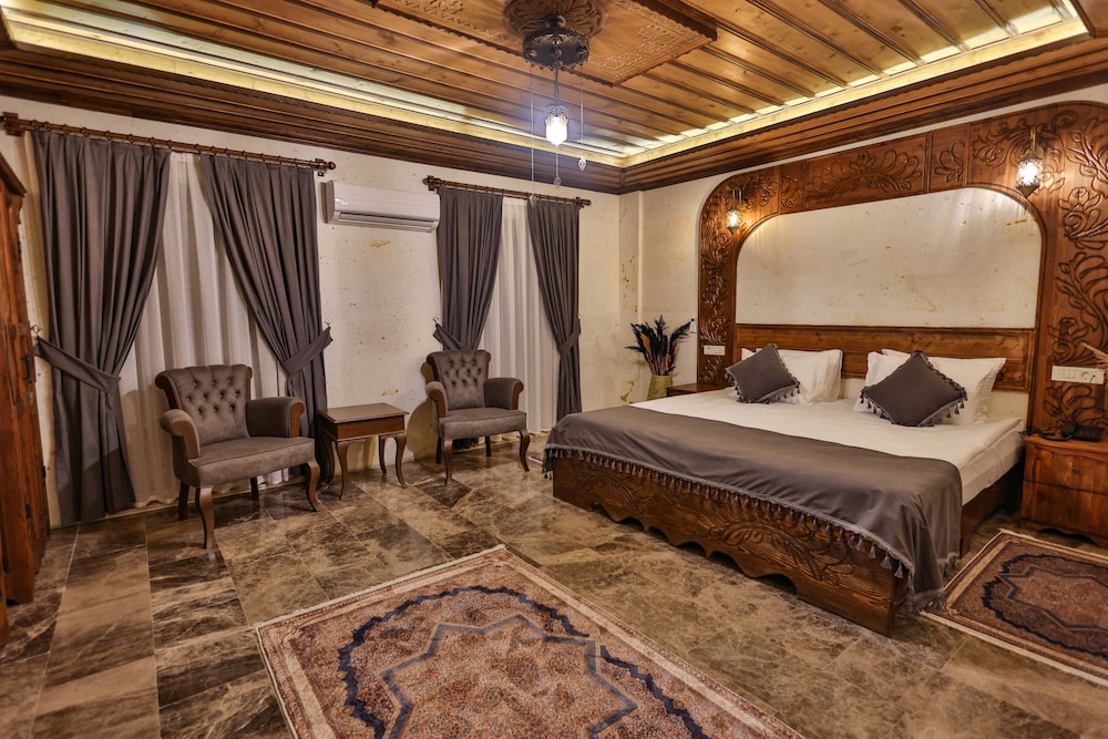 Superior King Suite (Jacuzzi) - Photo 4