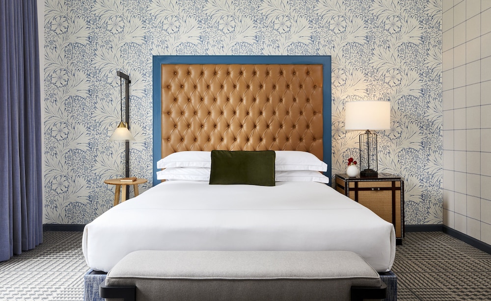 Room, 1 King Bed (Walk-In Shower) thumbnail 6