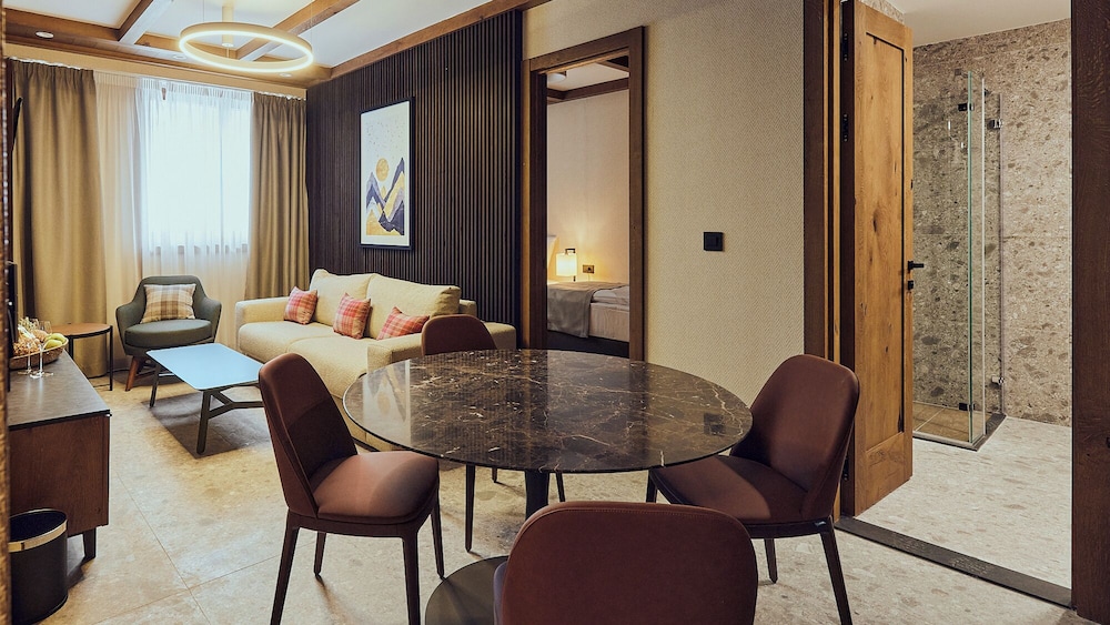 Premium Suite, Kitchen, Mountain View