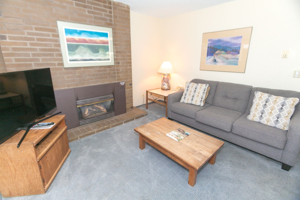 Signature Room, 1 King Bed with Sofa bed, Kitchen, Pool View (1 Bedroom Unit- 110- Pet Friendly) - Photo 14