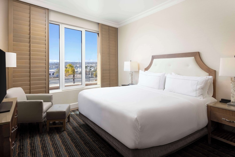 Suite, 1 King Bed, Accessible (Mobility, 3x3 Shower)
