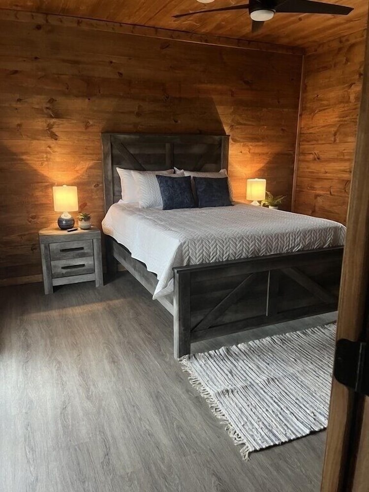 Family Cabin, 4 Bedrooms, River View photo 1