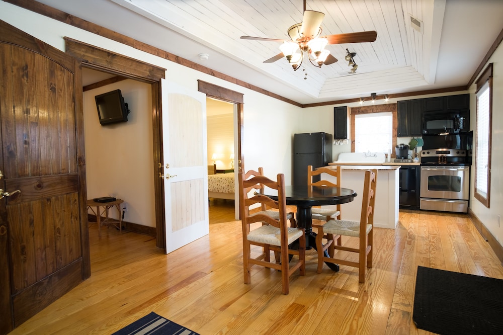 Deluxe Cottage, 2 Bedrooms, Accessible, Kitchen (With Roll In Shower) photo 1