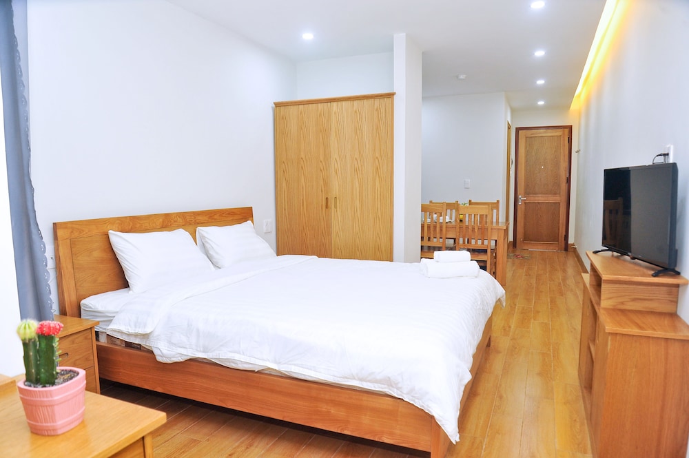 Standard Studio, 1 King Bed, Non Smoking, City View