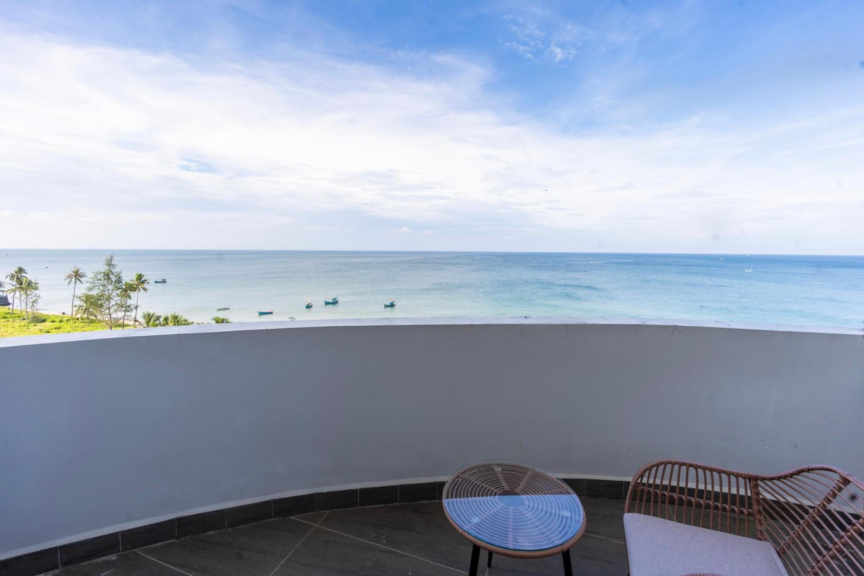 Junior Suite with Ocean View - Photo 5