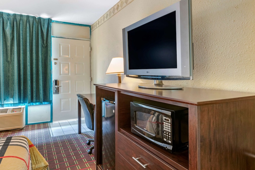 Standard Room, 1 King Bed, Non Smoking - Photo 8