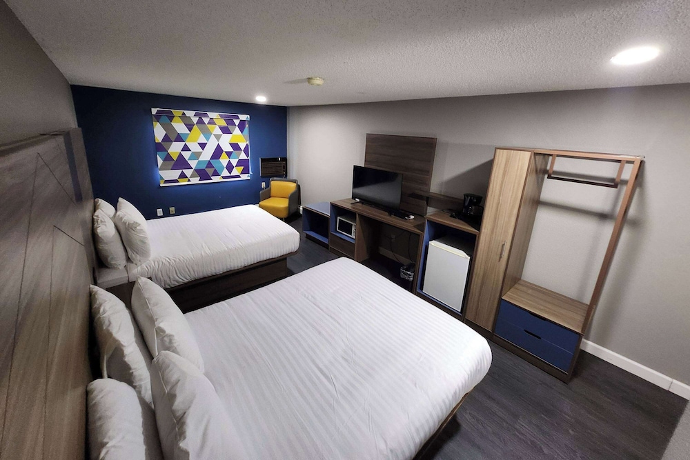 Room, 2 Queen Beds, Non Smoking photo 1
