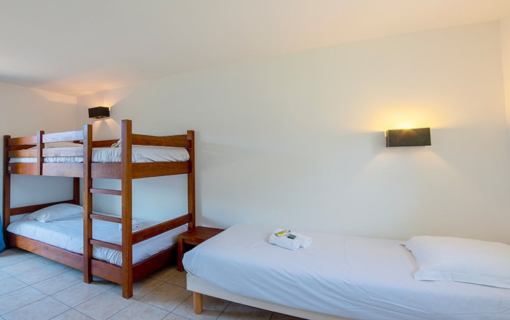1-bedroom apartment with sleeping area, sleeps 6