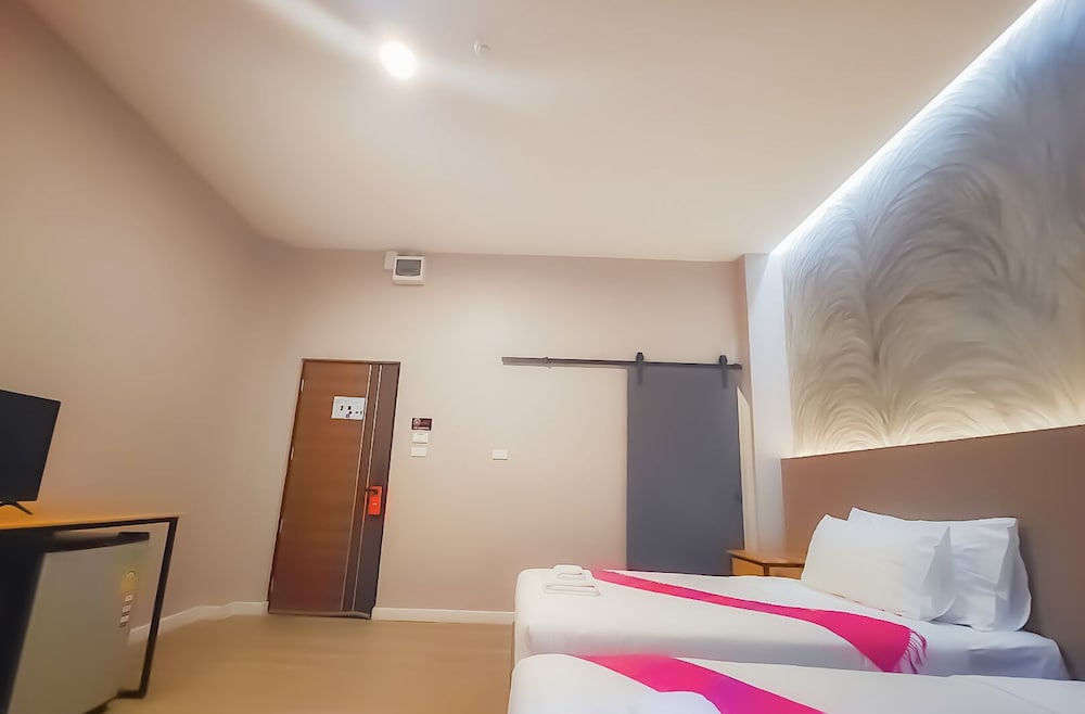 Standard Double or Twin Room - Photo 11