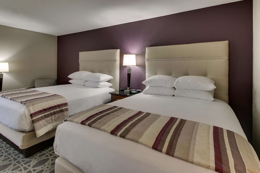 Deluxe Room, 2 Queen Beds, Refrigerator & Microwave (Upper Floor) photo 2