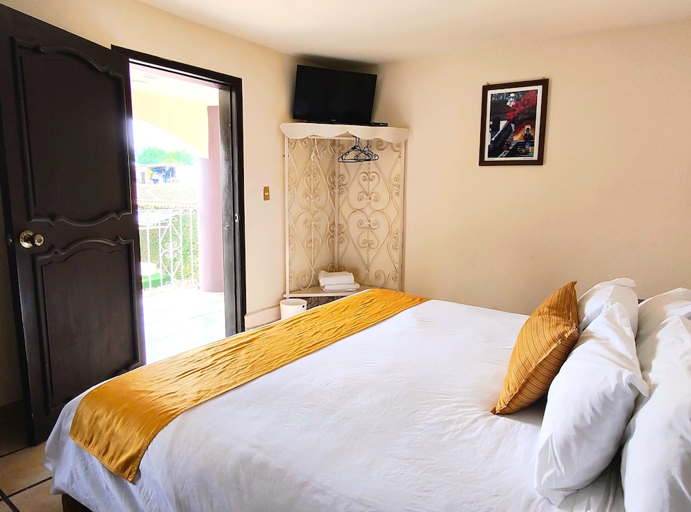 Standard Room, 1 King Bed photo 2