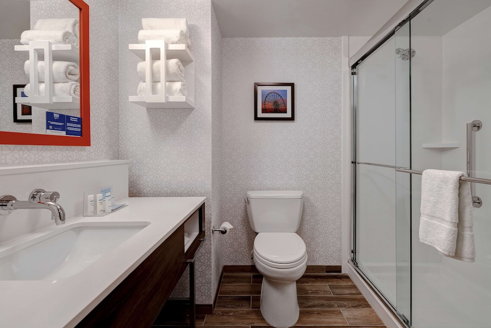 Suite, 1 King Bed, Accessible (Hearing) photo 2