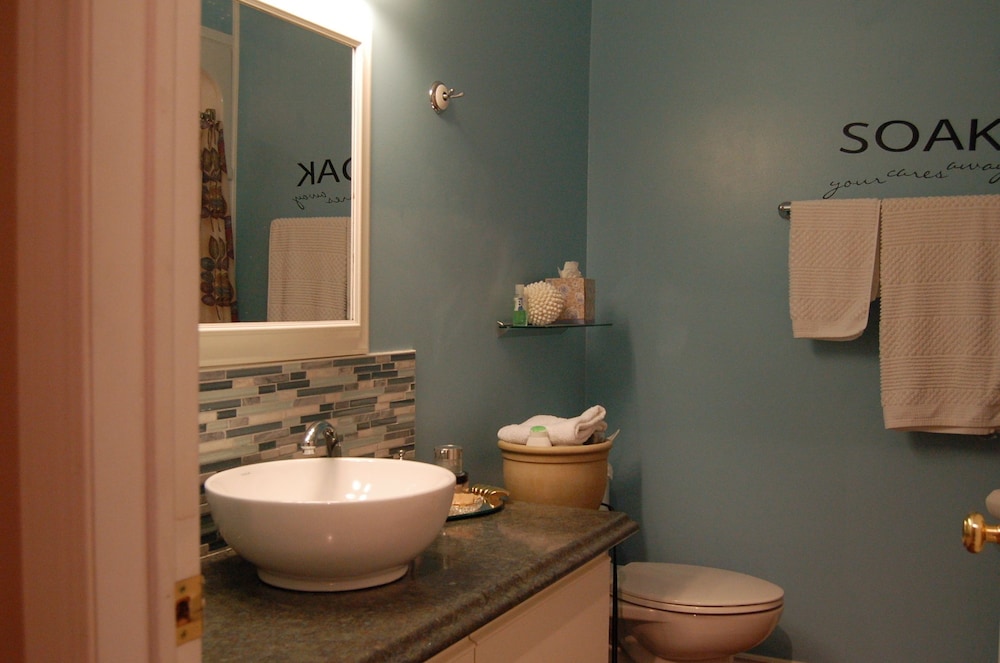Room, 1 Queen Bed, Private Bathroom (Not Ensuite) photo 2