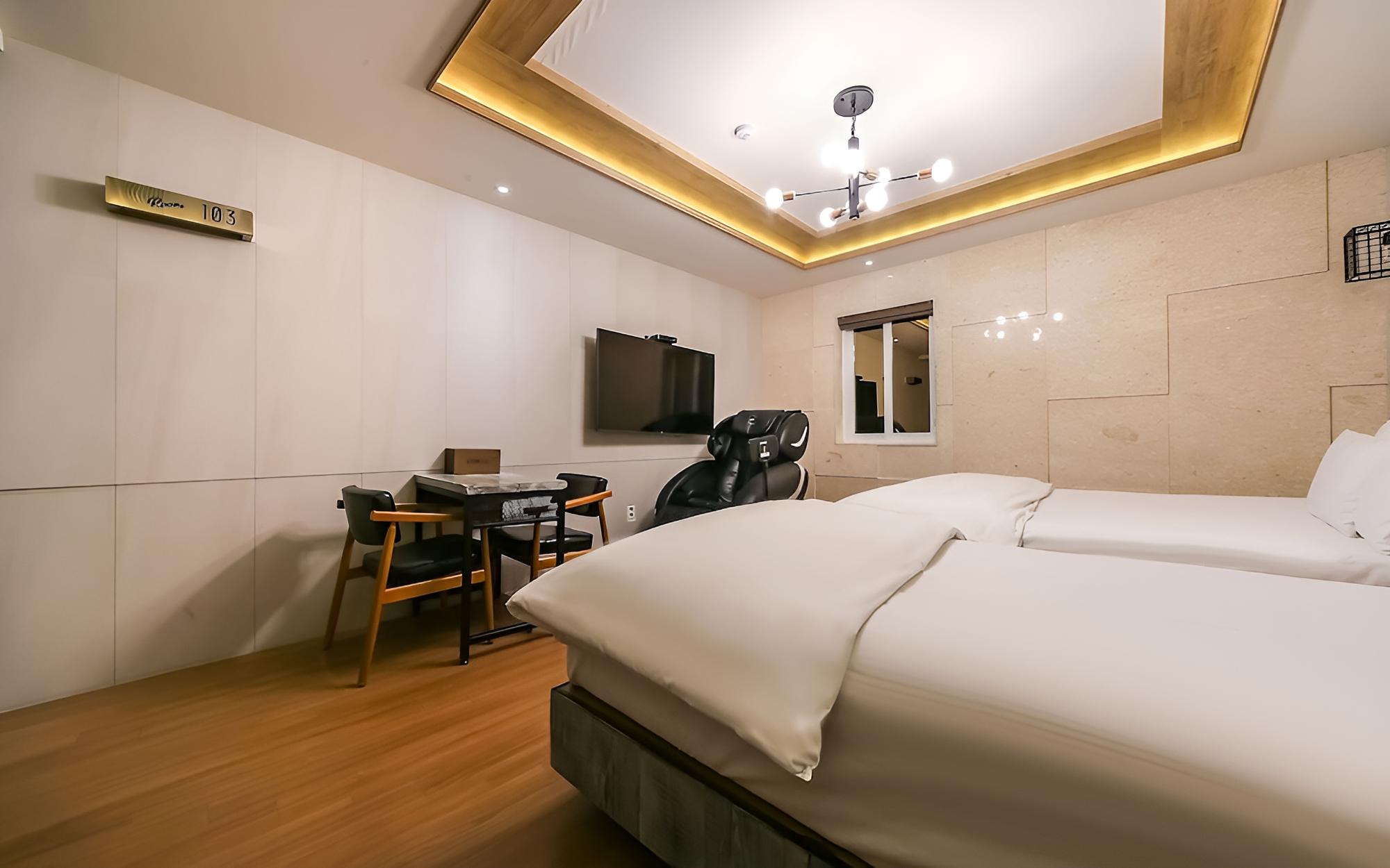 Room (Suite (1 Room per 1 Parking 2 hours a)