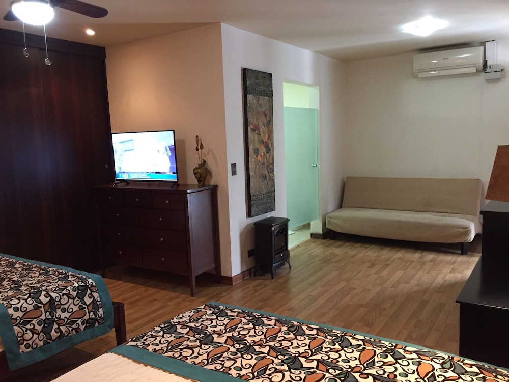Standard Room, 2 Queen Beds photo 3