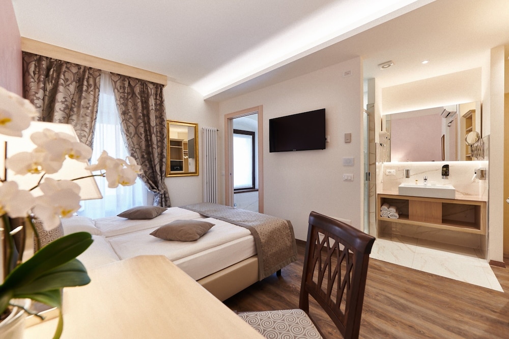 Junior Double Room, 1 Queen Bed, Refrigerator