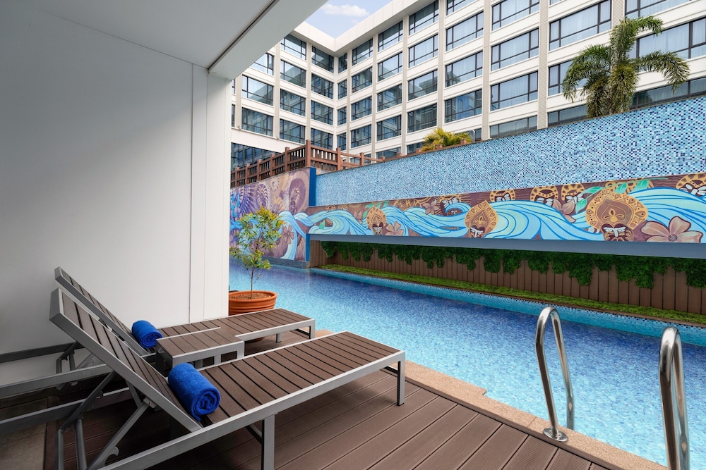 Premier Room, 1 King Bed, Pool View photo 3