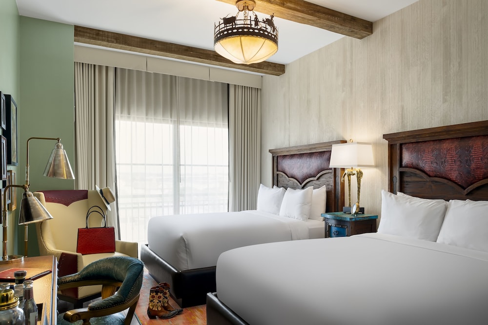 Deluxe Room, 2 Queen Beds (Mobility Accessible, Roll-In Shower) photo 2