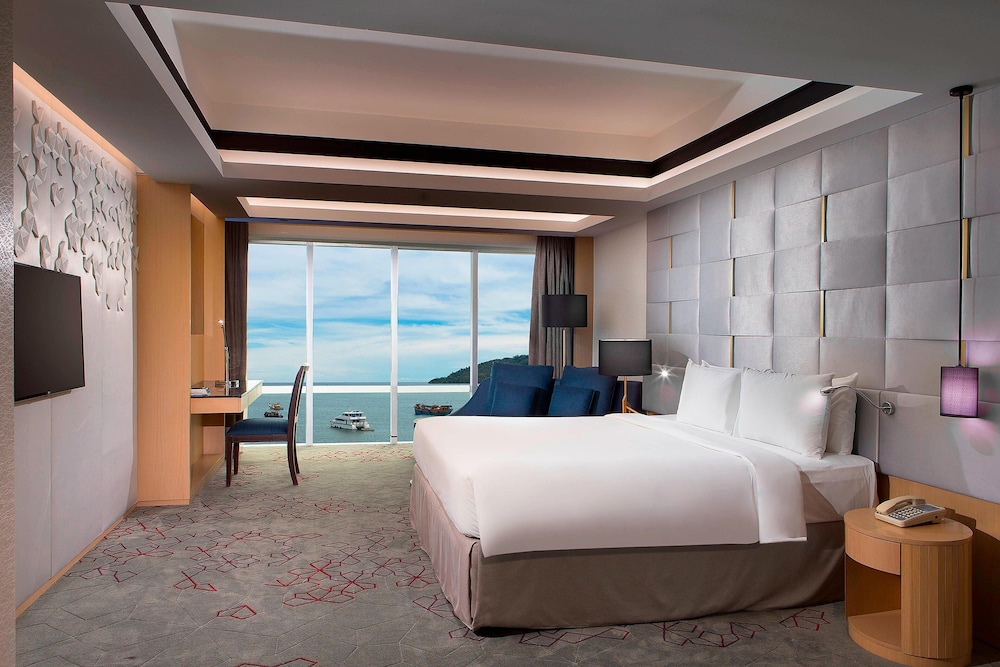 Club Suite, 1 Bedroom, Non Smoking, Sea View - Photo 2