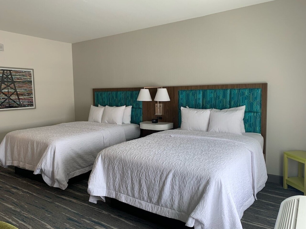 Room, 2 Queen Beds, Accessible, Bathtub - Photo 4