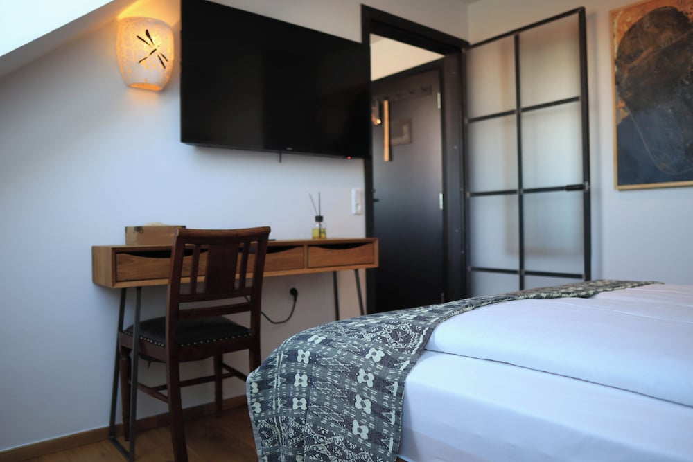 Family Room, 2 Queen Beds, Non Smoking, Housekeeping (Ski)