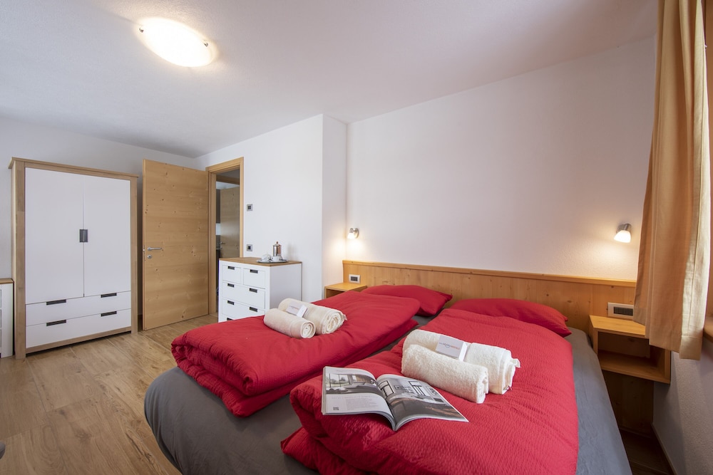 Family Apartment, Multiple Bedrooms (Fiocco Di Neve Ski in- Ski out 10m)