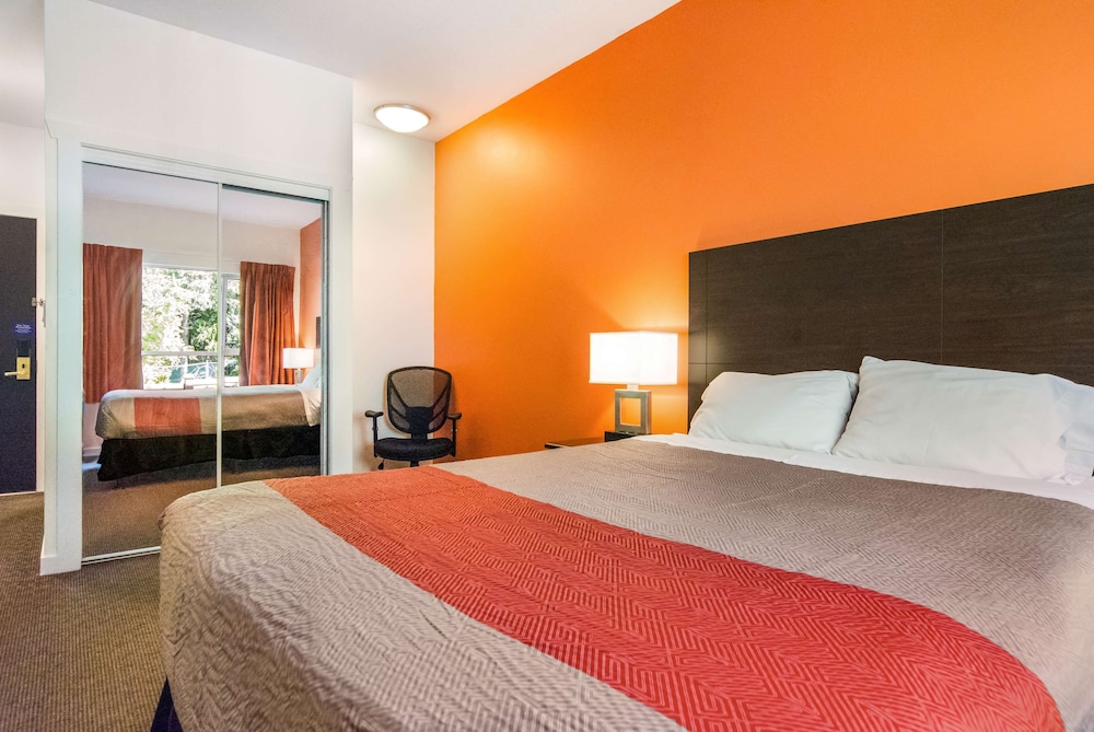 Standard Room, 1 Queen Bed, Non Smoking, Refrigerator - Photo 2