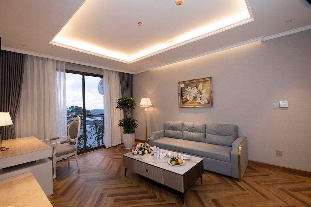 Executive Suite - Photo 7