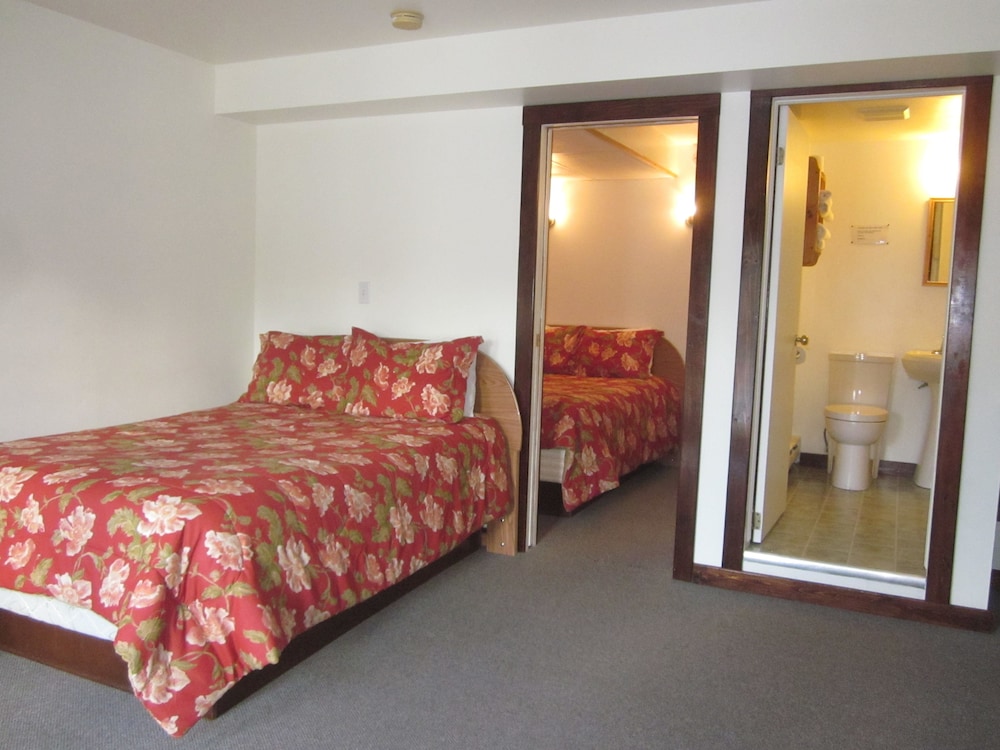 Standard Suite, Refrigerator & Microwave, River View (Evergreen)