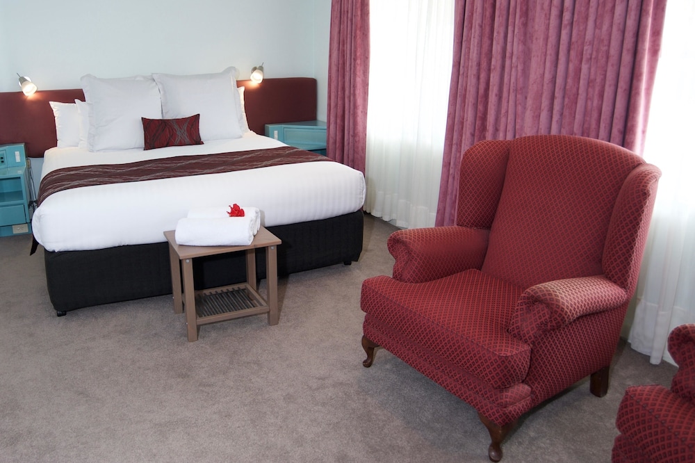Deluxe Room, 1 King Bed, Non Smoking, Jetted Tub photo 3