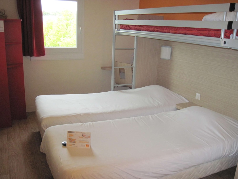 Standard Room, 3 Twin Beds - Photo 5