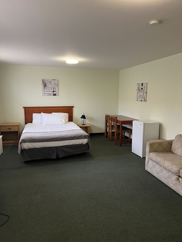 Basic Room, Queen Bed and Futon