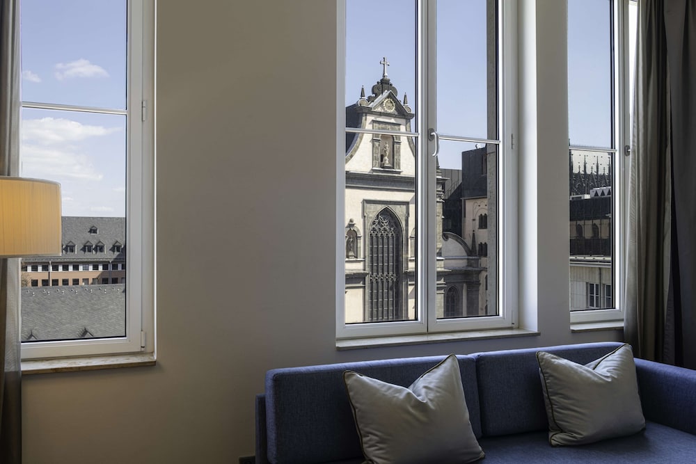 Deluxe Room, 1 King Bed (Cathedral Dom View) thumbnail 6