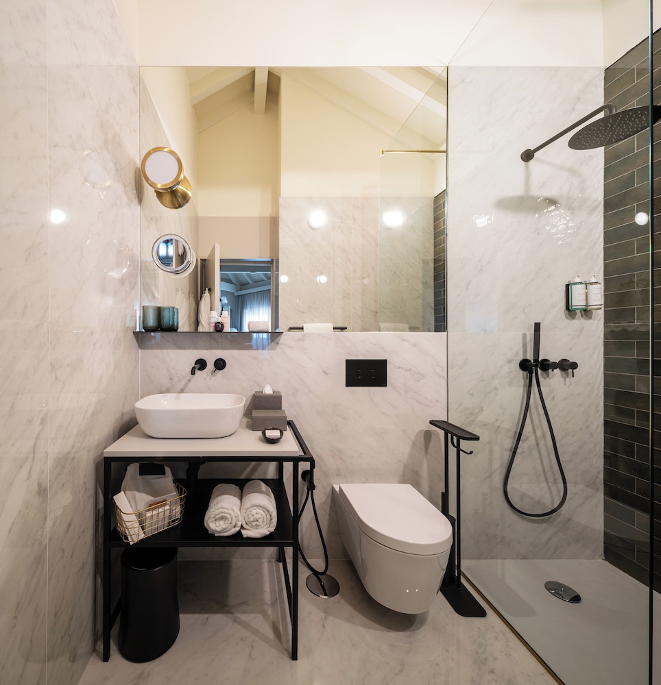 Twin Room, City View thumbnail 5
